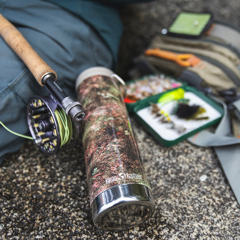 20oz-tkwide-with-cafe-cap-mossy-oak-y0 20oz_tumbler_mossyoak_rainbowtrout_flyfish_top_square.jpg